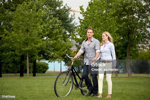 Foto de Jovem Casal De Mãos Dadas Com Bicicleta e mais fotos de stock de 25-30 Anos - 25-30 Anos, 30 Anos, Adulto