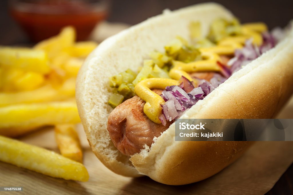 Hot-dog e patatine fritte - Foto stock royalty-free di Alimentazione non salutare