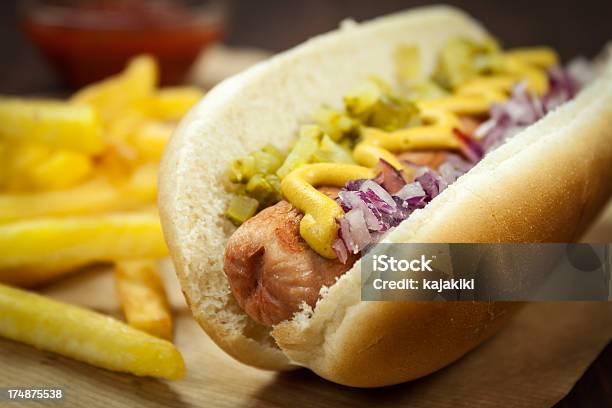 Hotdog E Patatine Fritte - Fotografie stock e altre immagini di Alimentazione non salutare - Alimentazione non salutare, Carne lavorata, Cetriolino