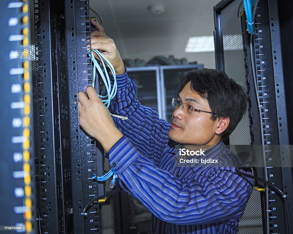 O técnico com cabos servidor - Royalty-free Administrador Foto de stock