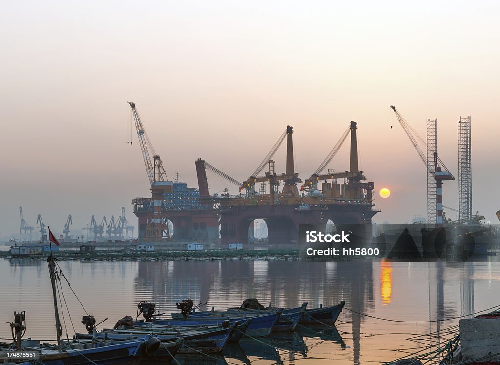 Off shore oil plataformas en puesta de sol - Foto de stock de Amanecer libre de derechos