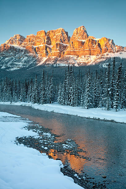 parque nacional de banff inverno cena - copy space alpenglow winter mountain range imagens e fotografias de stock