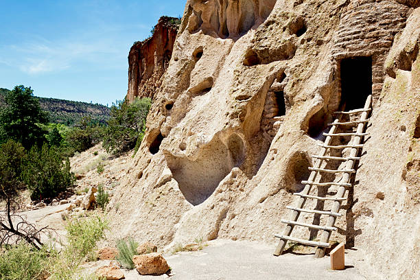 skłon domy cliff mieszkania-narodowy pomnik bandelier - bandelier national monument zdjęcia i obrazy z banku zdjęć