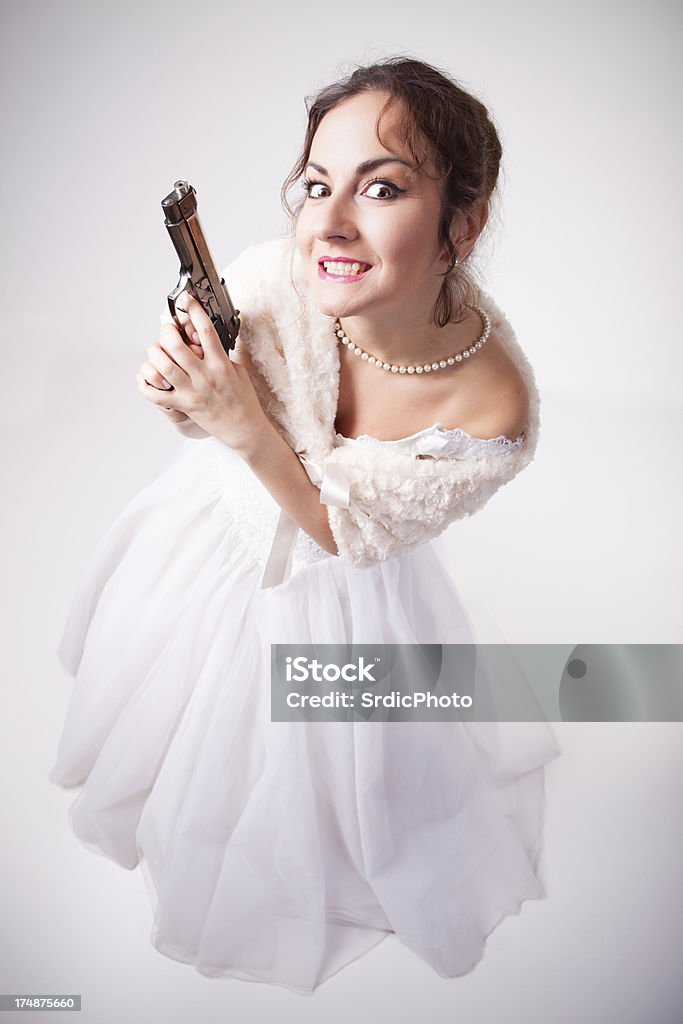 Panna młoda trzyma Broń palna - Zbiór zdjęć royalty-free (Biały)