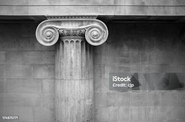 Iónica Capital De La Columna Foto de stock y más banco de imágenes de Blanco y negro - Blanco y negro, Columna arquitectónica, Jónico