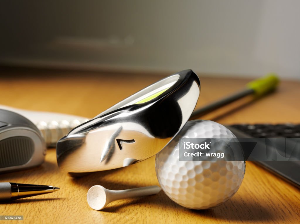 Numéro 7 Club de Golf et Tee-shirt avec un ballon - Photo de Balle de golf libre de droits