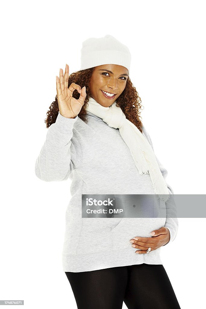 Bonita jovem grávida lady Gesticular Sinal de OK contra branco - Royalty-free Casaco de Inverno Foto de stock