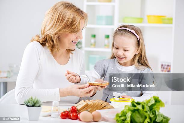 Hacer Un Sandwich Foto de stock y más banco de imágenes de Hacer - Hacer, Niño, Pan - Comida básica