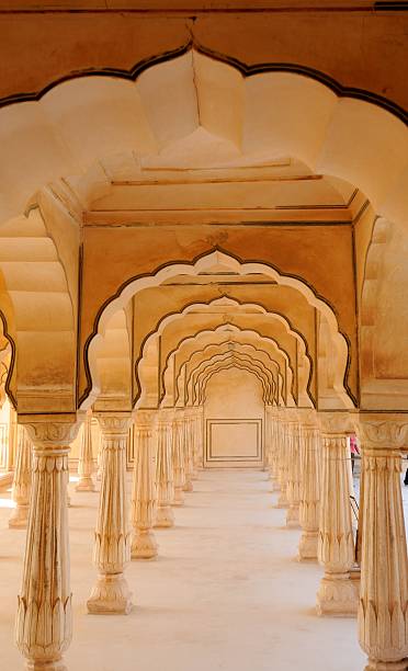 india--scalloped арки в джайпур, янтарный дворец - jaipur amber fort column amber palace стоковые фото и изображения