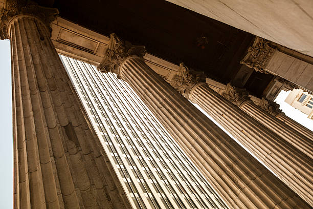 金融ビルビュー、クラシック調の支柱 - wall street new york city street bank ストックフォトと画像