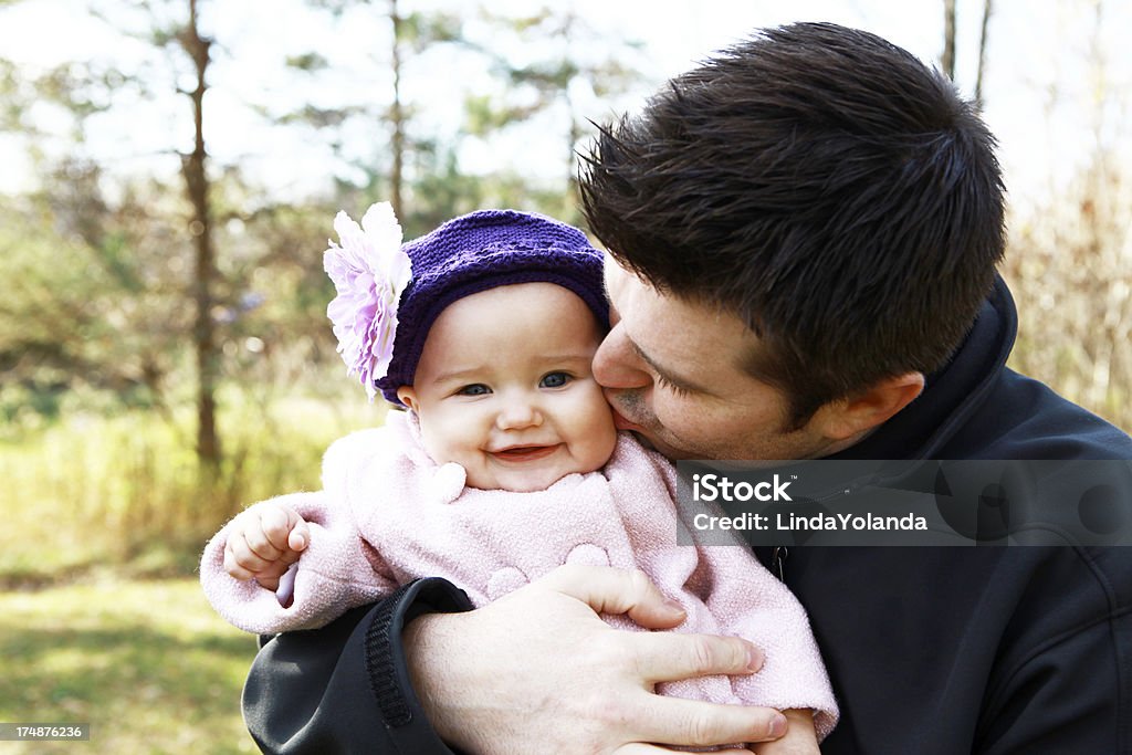 Pai beijando sua filha bebê - Foto de stock de 6-11 meses royalty-free