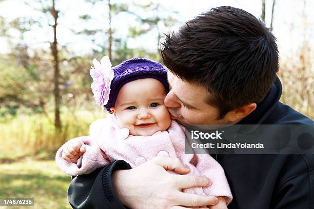 Foto de Pai Beijando Sua Filha Bebê e mais fotos de stock de 6-11 meses - 6-11 meses, Adulto, Alegria