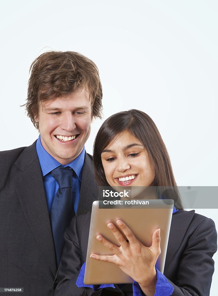 Due uomini d'affari guardando su un touchpad-isolato - Foto stock royalty-free di Adulto