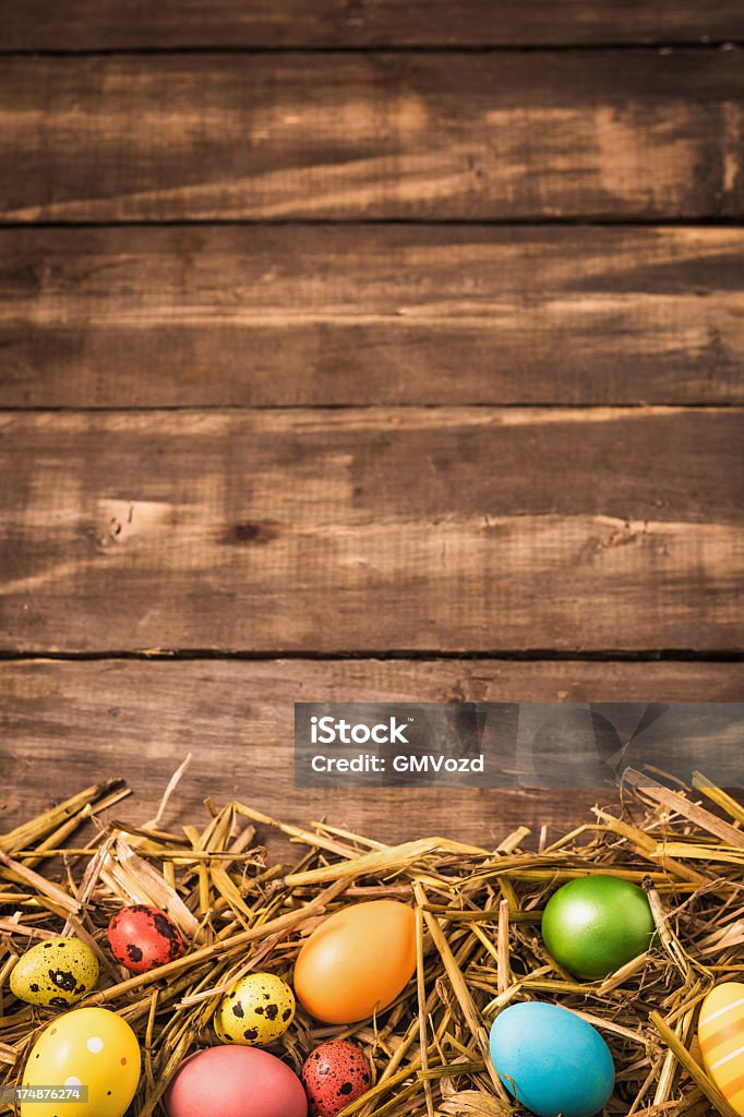 カラフルなイースター卵装飾を施した木製の背景に、 - イースターのロイヤリティフリーストックフォト