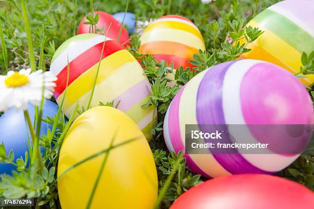 Uova Di Pasqua Con Fiore - Fotografie stock e altre immagini di Ambientazione esterna - Ambientazione esterna, Aprile, Blu
