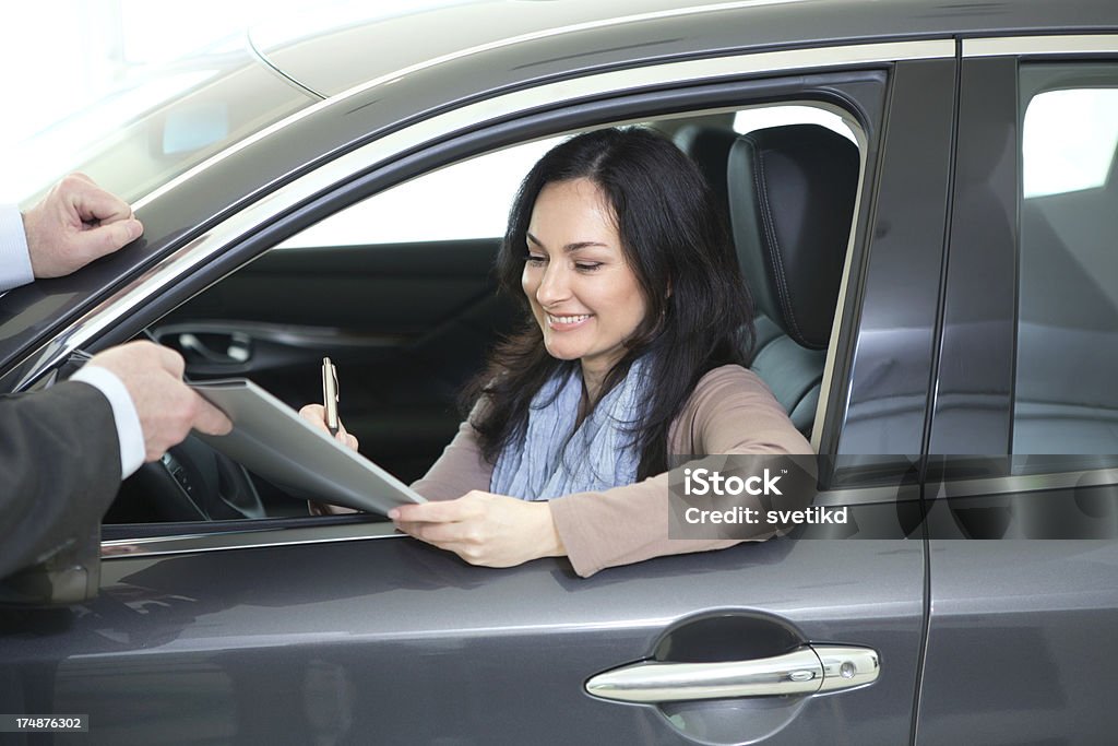 Femme achat de voiture - Photo de Accord - Concepts libre de droits