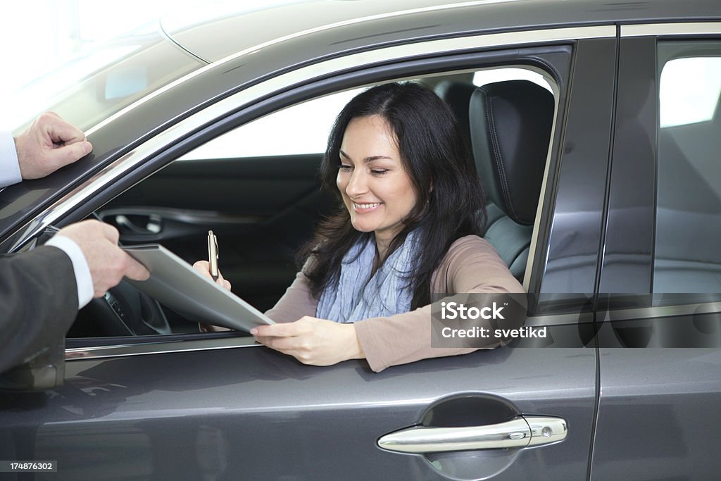 Mulher compra de automóvel - Foto de stock de 40-49 anos royalty-free