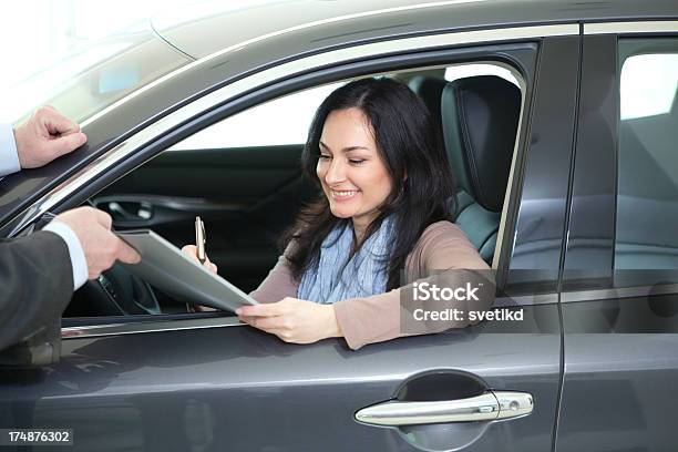 Mulher Comprar Carro - Fotografias de stock e mais imagens de 40-49 Anos - 40-49 Anos, Acordo, Adulto