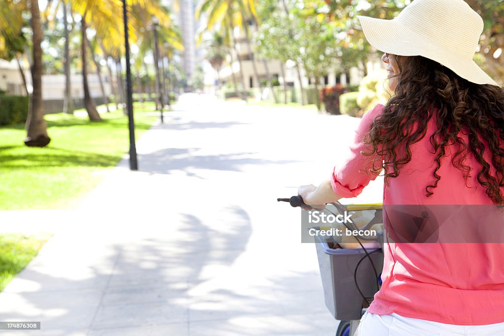 Mulher feliz bicicleta - Foto de stock de Miami royalty-free