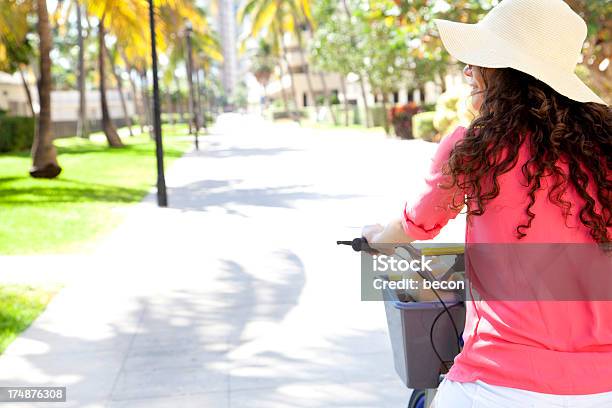 Foto de Mulher Feliz Bicicleta e mais fotos de stock de Miami - Miami, Rosa - Cor, Adulto