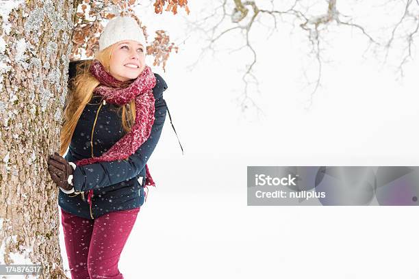 Jovem Mulher Desfrutar De Inverno - Fotografias de stock e mais imagens de 20-29 Anos - 20-29 Anos, Adulto, Ao Ar Livre