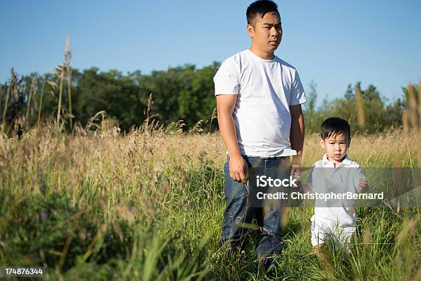 아시아판 파더 And Son 있는 잔디 필드 2-3 살에 대한 스톡 사진 및 기타 이미지 - 2-3 살, 20-24세, 25-29세