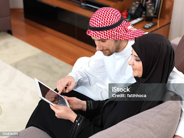 Arabian Giovane Coppia - Fotografie stock e altre immagini di Arabia Saudita - Arabia Saudita, Coppia di giovani, Abbracciare una persona