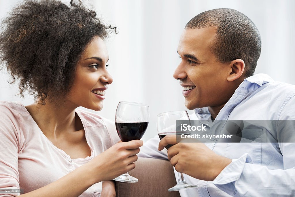 Afro-American coppia romantica bere vino. - Foto stock royalty-free di Adulto