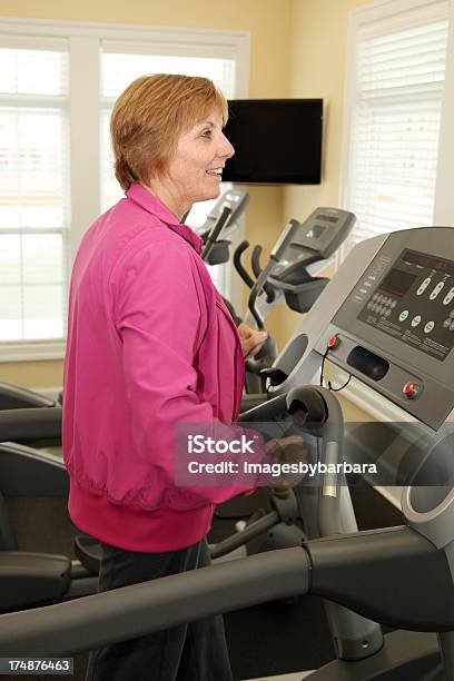 Foto de Adulto De Exercícios e mais fotos de stock de 50-54 anos - 50-54 anos, Academia de ginástica, Adulto