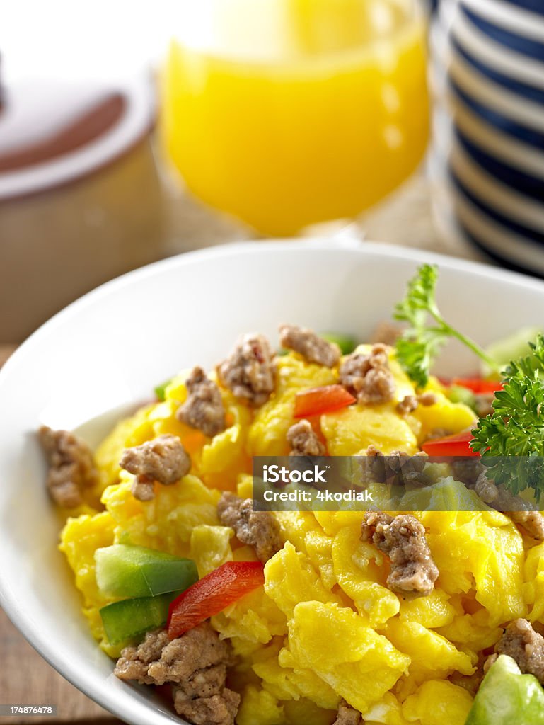 Des œufs brouillés et des saucisses - Photo de Aliment libre de droits