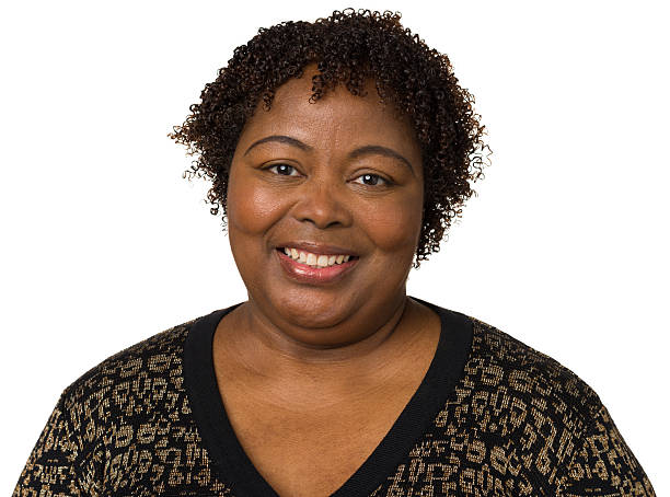 sorrindo mulher madura close-up retrato - studio shot african descent minority looking at camera - fotografias e filmes do acervo