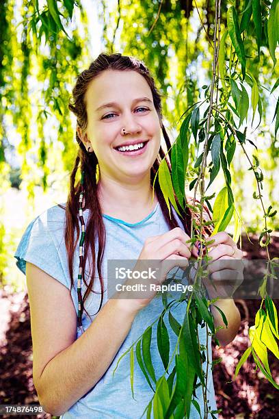 행복한 젊은 Brunette 나무 Hugger 녹색 버들 환경 보전에 대한 스톡 사진 및 기타 이미지 - 환경 보전, 히피, 20-29세