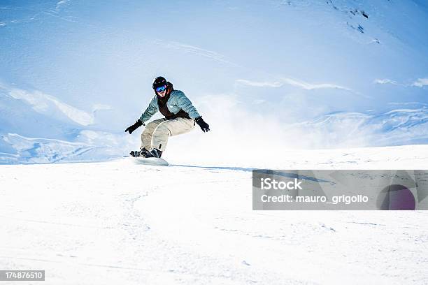 Photo libre de droit de Jeune Homme Faire Du Snowboard banque d'images et plus d'images libres de droit de Faire du snowboard - Faire du snowboard, Divertissement - Plaisir, Mouvement