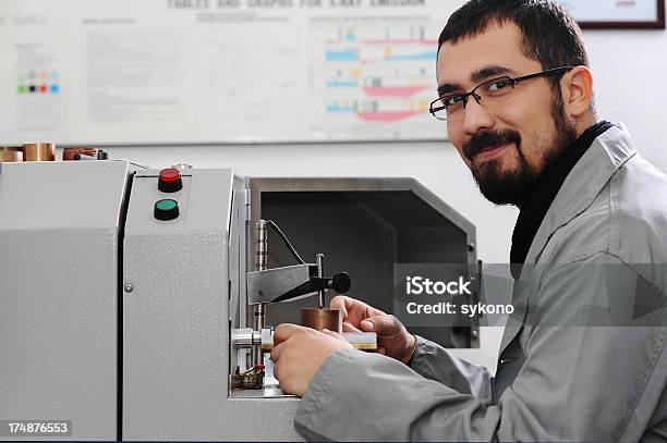 Foto de Homem Com Dureza Máquina De Teste e mais fotos de stock de Experimento - Experimento, Laboratório, Cobre