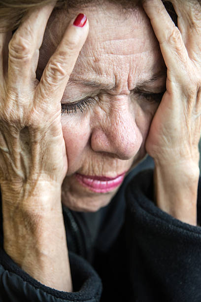perduto - senior women defeat headache pain foto e immagini stock