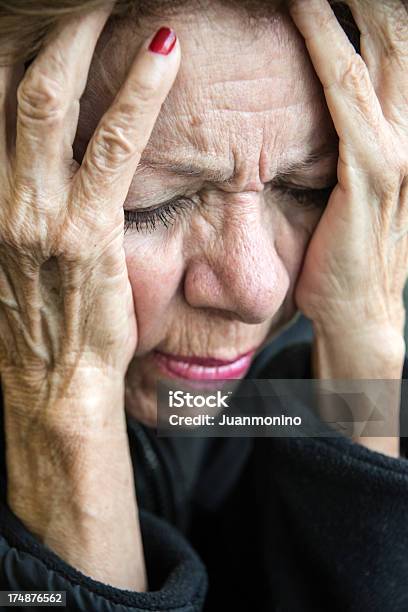 Perdido - Fotografias de stock e mais imagens de 70 anos - 70 anos, Adulto, Ao Ar Livre