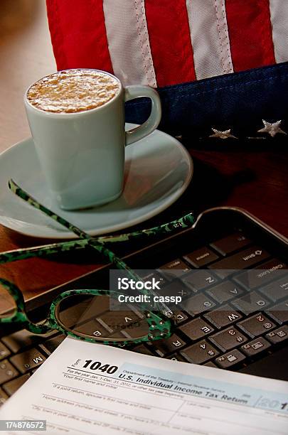 1040 Zeit Stockfoto und mehr Bilder von Akten ablegen - Akten ablegen, Amerikanische Flagge, Espresso