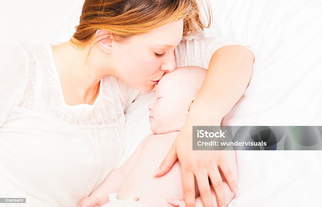 Mãe com bebê na cama - Foto de stock de Quarto de dormir royalty-free