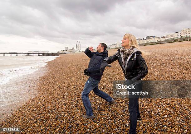 Par Tener Seaside Diversión En Invierno Foto de stock y más banco de imágenes de Lanzar - Actividad física - Lanzar - Actividad física, Chaqueta, Hombres