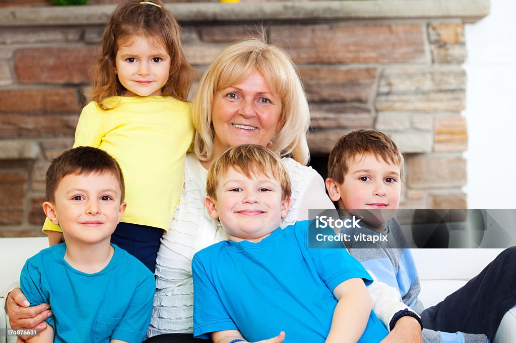 Szczęśliwa babcia z wnukami - Zbiór zdjęć royalty-free (4 - 5 lat)