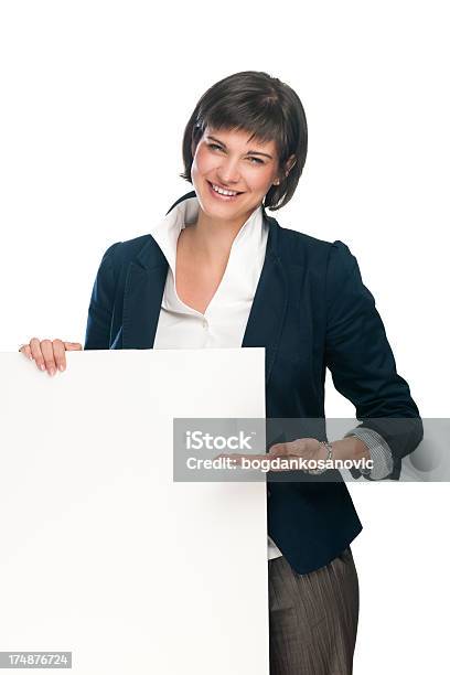 Foto de Empresária Mostrando Placa Em Branco e mais fotos de stock de Adulto - Adulto, Apresentação - Discurso, Branco