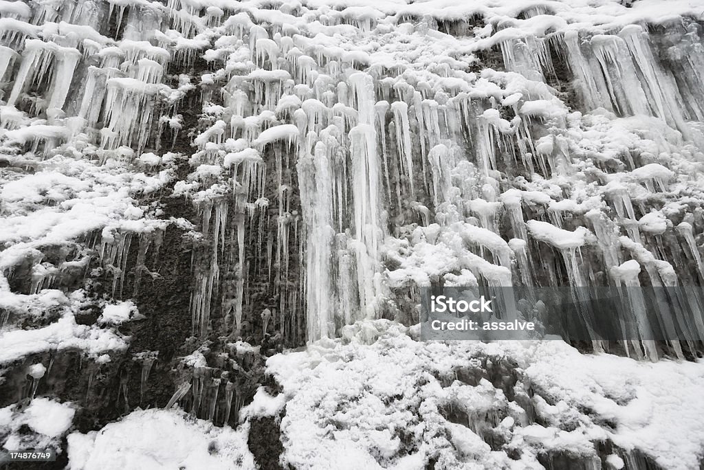 Gran pared de hielo icicles completo - Foto de stock de Actividad al aire libre libre de derechos