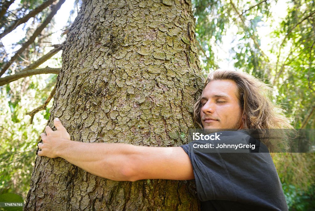 Homem abraça Árvore - Royalty-free Dormir Foto de stock