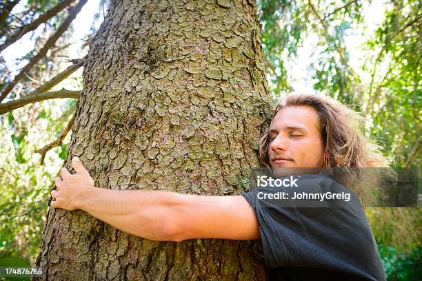 Человек Hugs Дерево — стоковые фотографии и другие картинки Возобновляемые ресурсы - Возобновляемые ресурсы, Спать, 20-29 лет