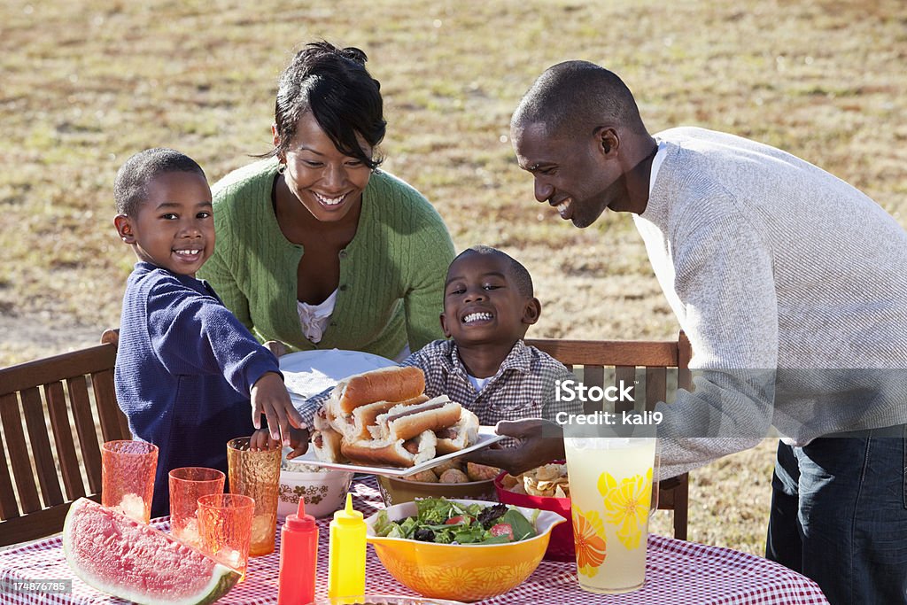 African American rodziny cieszy się grillowania - Zbiór zdjęć royalty-free (Rodzina)