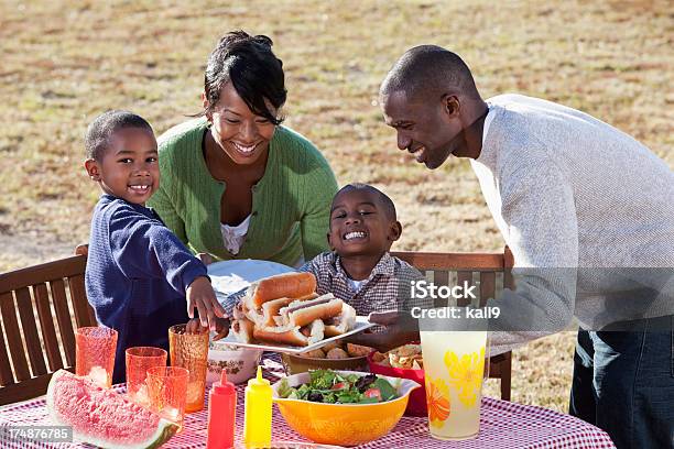 African American Rodziny Cieszy Się Grillowania - zdjęcia stockowe i więcej obrazów Rodzina - Rodzina, Hot dog, Jeść