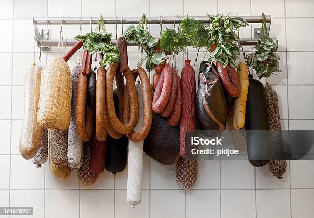 Varietà Di Salsicce - Fotografie stock e altre immagini di Pendere - Pendere, Macelleria, Carne