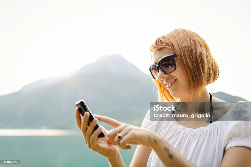 Kobieta korzystająca z telefonu komórkowego - Zbiór zdjęć royalty-free (30-39 lat)