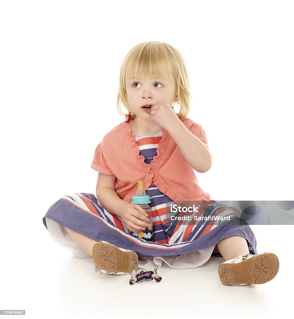 Petit bébé fille assis sur le sol - Photo de Bébé libre de droits