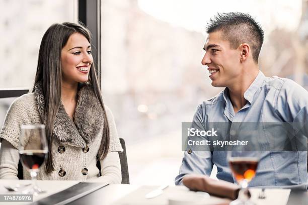 若い美しいカップルでお楽しみいただけるレストランです - 2人のストックフォトや画像を多数ご用意 - 2人, お祝い, アルコール飲料